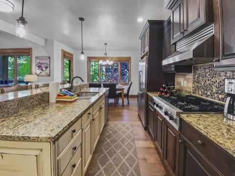 Condo, 4 Bedrooms | Private kitchen | Fridge, oven, coffee/tea maker, electric kettle