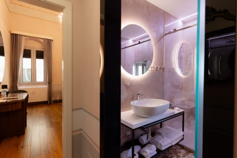 Deluxe Room, 1 King Bed, City View, Tower | Bathroom | Rainfall showerhead, designer toiletries, hair dryer, slippers