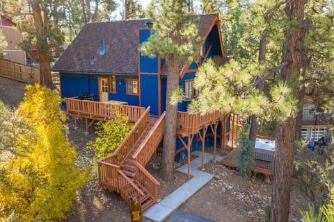 This majestic cabin is centrally located with upgraded appliances