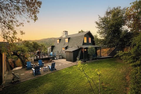 Outdoor Oasis: Unwind under twinkling lights with panoramic mountain views and outdoor seating!
