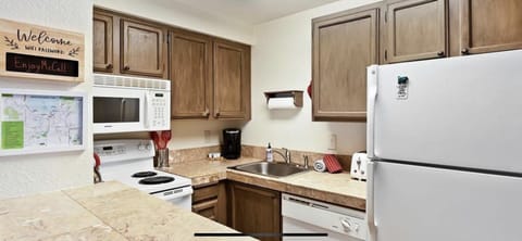 First Floor, Full Kitchen
The kitchen has all amenities to cook a nice meal!