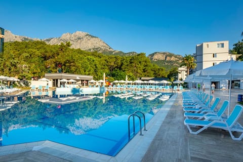 4 bars/lounges, 2 beach bars, poolside bar