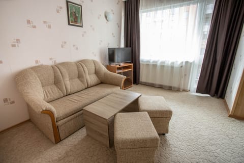 Family Studio Suite | Desk, laptop workspace, free WiFi