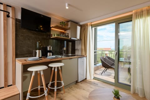 Suite | Private kitchenette | Electric kettle