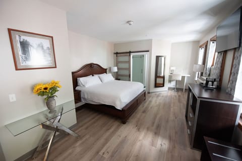 Premium Studio Suite, 1 King Bed, Non Smoking | Hypo-allergenic bedding, pillowtop beds, in-room safe, desk