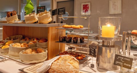 Daily buffet breakfast for a fee