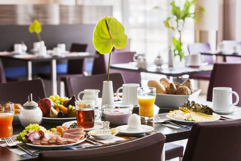Daily buffet breakfast for a fee