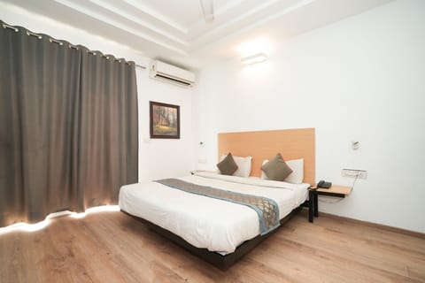Deluxe Room | Desk, iron/ironing board, rollaway beds, free WiFi
