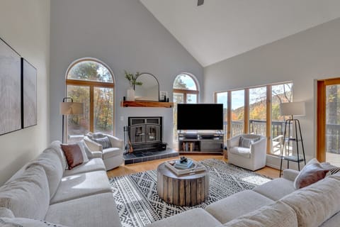 Three Ridges is a spacious, private, four-season mountain side home with great proximity to Wintergreen Resort, Devils Backbone, Bold Rock, Crabtree Falls, and many other breweries/cideries/wineries and outdoor activities