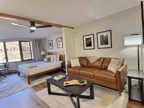 【Living】Newly renovated space to relax after a day out
Listed with @BookTraverse