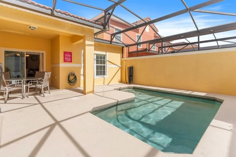 Stunning private pool of the townhouse in Kissimmee Florida - Dive into a refreshing poolside escape - Lounge in tranquility by the sparkling waters - Unwind with a dip in chic and stylish pool area