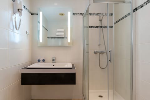 Single Room | Bathroom | Shower, hair dryer, towels