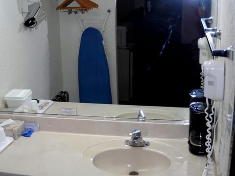 Combined shower/tub, hair dryer, towels