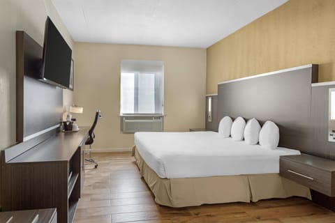 Standard Room, 1 King Bed, Non Smoking, Refrigerator & Microwave Lower Level | In-room safe, individually decorated, individually furnished, desk