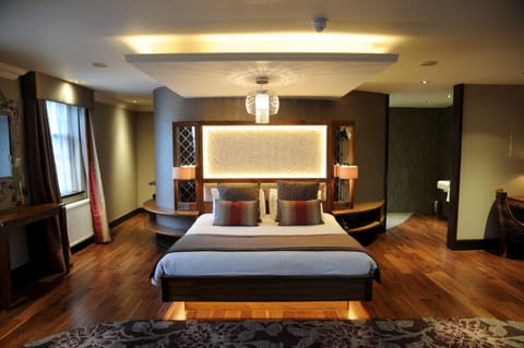 Honeymoon Suite | Desk, iron/ironing board, rollaway beds, free WiFi