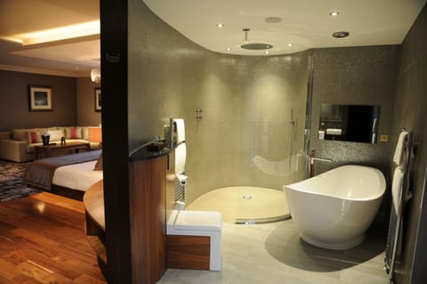 Honeymoon Suite | Desk, iron/ironing board, rollaway beds, free WiFi