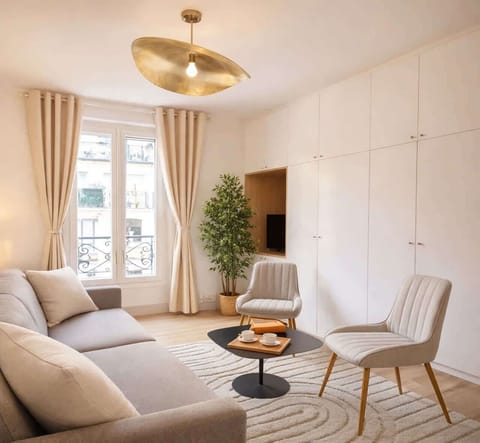 Perfect living room for families and friends, with storage, TV and free WiFi