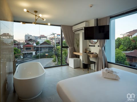 Suite, 1 King Bed | Hypo-allergenic bedding, desk, soundproofing, free WiFi