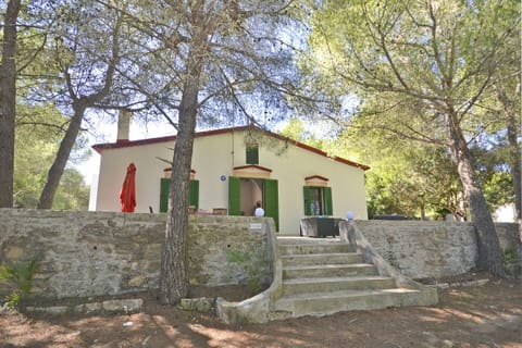 Beautiful house Teresa, located 150 meters from the beach in Mallorca. Perfect for enjoying a vacation near the sea with comfort and style.