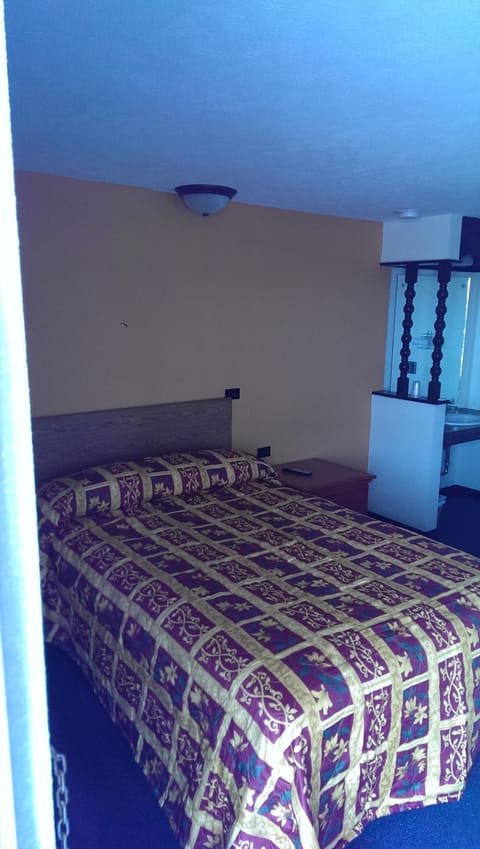 Standard Single Room (Full Bed) | Desk, laptop workspace, WiFi (free), bed sheets
