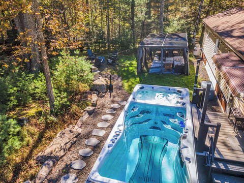 Garden Cottage Backyard with grill, Pool/Hot Tub, Screened in Gazebo, Solo fir pit. 