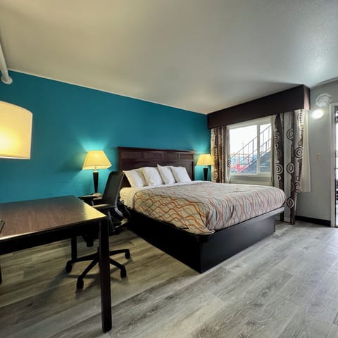 Deluxe Room, 1 King Bed | Desk, blackout drapes, free WiFi, bed sheets