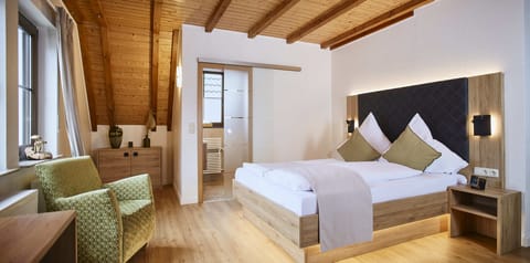 Comfort Double Room | In-room safe, individually decorated, individually furnished