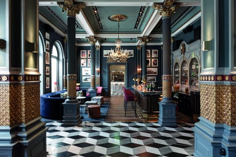 2 restaurants; breakfast, lunch, and dinner served