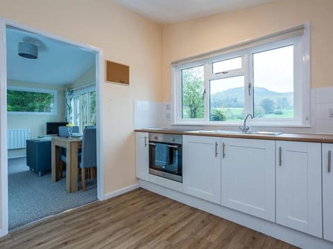 Chalet | Private kitchen | Fridge, microwave, oven, stovetop