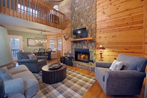 Wood burning fireplace, smart tv and comfort!