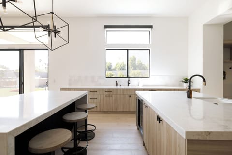 Fully Equipped Kitchen with Two Islands and Ice Maker