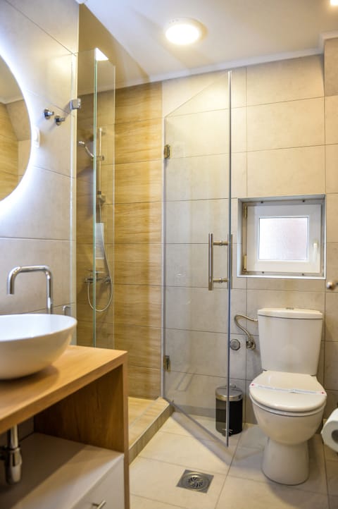 Superior Room | Bathroom | Free toiletries, hair dryer, bathrobes, slippers
