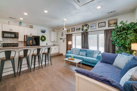 Lake Dallas Vacation Rental | 1BR | 1BA | 500 Sq Ft | 2 Exterior Steps Required