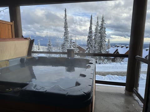 Indoor spa tub