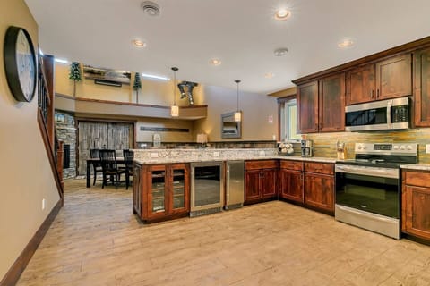 Kitchen. Beverage and ice...