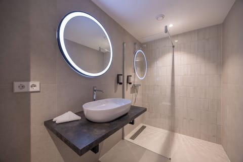 Deluxe Apartment | Bathroom | Free toiletries, hair dryer, towels, soap