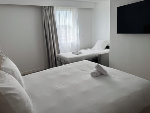 Comfort Triple Room | In-room safe, desk, soundproofing, WiFi (free)