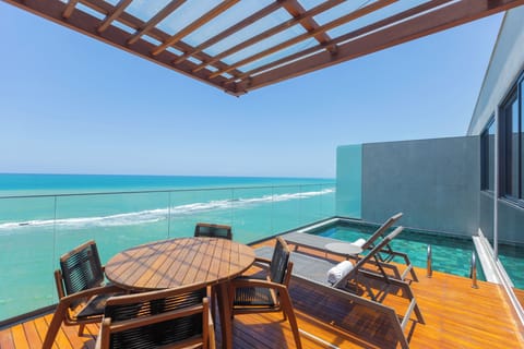 Cobertura Frente Mar | Living area | 38-inch Smart TV with digital channels