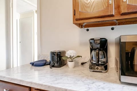 Complete kitchen amenities