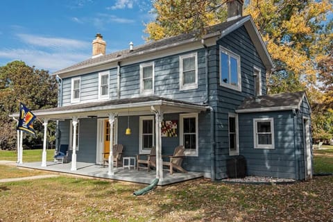 Welcome to your Tilghman Island getaway — a bright, pet-friendly retreat perfectly made for relaxing, reconnecting, and savoring island life.