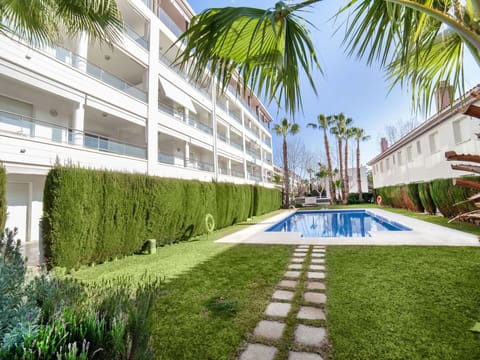 Water, Plant, Building, Property, Sky, Swimming Pool, Azure, Tree, House, Window