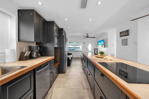 Enjoy the convenience of a clean and well-kept kitchen, featuring generous storage capacity that allows for effortless organization and easy access to all your cooking necessities.