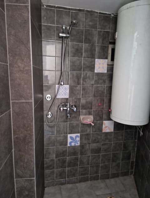 Basic Double Room | Bathroom | Free toiletries