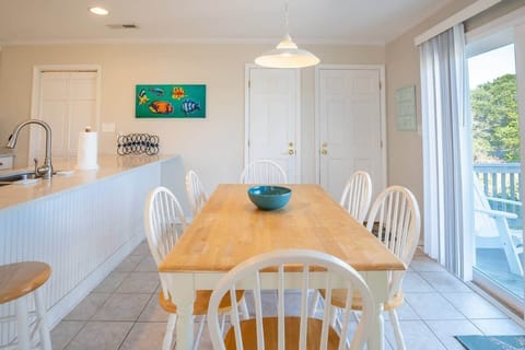 Traditional dining table seats 6