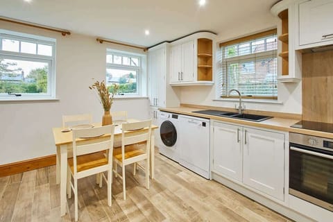 Fawcett Cottage, Tollerton - Host & Stay