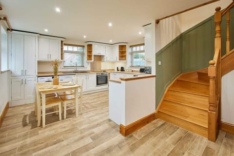 Fawcett Cottage, Tollerton - Host & Stay