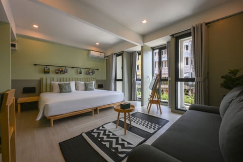 Hypo-allergenic bedding, desk, free WiFi, bed sheets