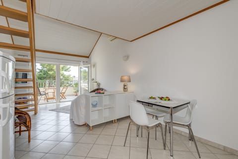 Apartment (Beachfront apartment Milan with balco) | Living area | 32-inch TV with satellite channels