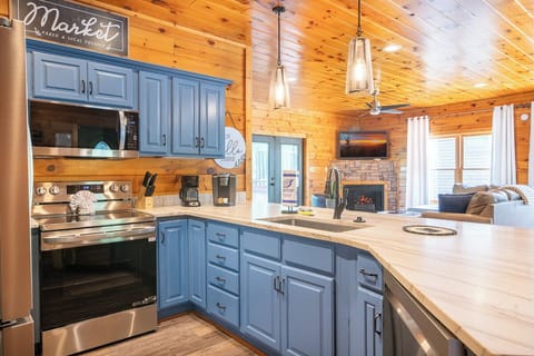 Firefly Lodge's fully-equipped kitchen