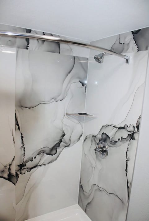 Bathtub, free toiletries, towels